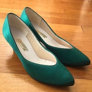 Vintage emerald satin pumps